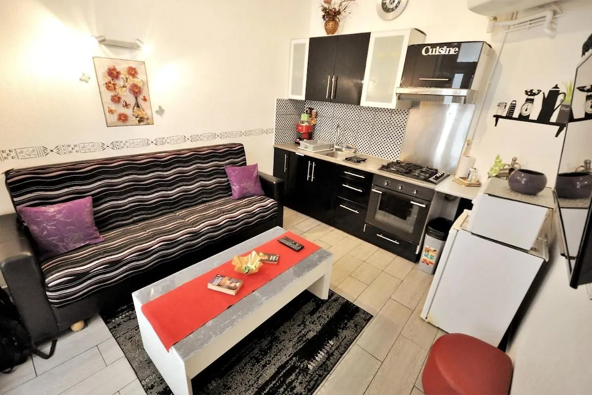 Warm And Comfortable Studio In Montmartre location